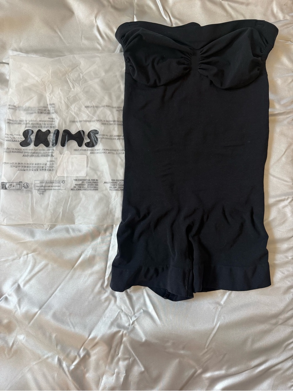SKIMS SEAMLESS SCULPT
Strapless Shortie Bodysuit